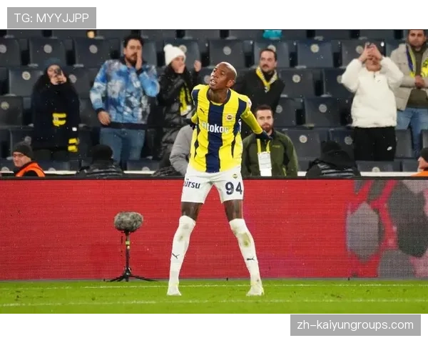 双前腰回撤提供更多出球角度,双前腰战术